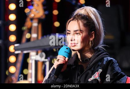 Halle, Germania. 16 Dic 2020. Ilira, cantante, suona durante il programma radiofonico 'amici del 2020' della stazione MDR Sputnik. Lo spettacolo, un mix di talk show e musica dal vivo, era già il quarto del suo genere. La stazione trasmette l'evento in diretta sulla radio e un flusso video sulla rete. Credit: Jan Woitas/dpa-Zentralbild/dpa/Alamy Live News Foto Stock