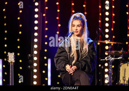 Halle, Germania. 16 Dic 2020. Ilira, cantante, suona durante il programma radiofonico 'amici del 2020' della stazione MDR Sputnik. Lo spettacolo, un mix di talk show e musica dal vivo, era già il quarto del suo genere. La stazione trasmette l'evento in diretta sulla radio e un flusso video sulla rete. Credit: Jan Woitas/dpa-Zentralbild/dpa/Alamy Live News Foto Stock