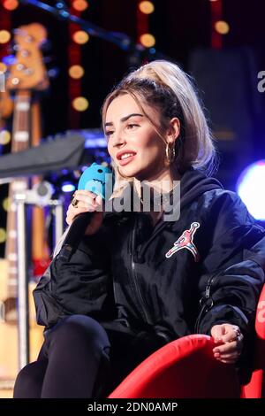 Halle, Germania. 16 Dic 2020. Ilira, cantante, suona durante il programma radiofonico 'amici del 2020' della stazione MDR Sputnik. Lo spettacolo, un mix di talk show e musica dal vivo, era già il quarto del suo genere. La stazione trasmette l'evento in diretta sulla radio e un flusso video sulla rete. Credit: Jan Woitas/dpa-Zentralbild/dpa/Alamy Live News Foto Stock