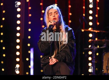 Halle, Germania. 16 Dic 2020. Ilira, cantante, suona durante il programma radiofonico 'amici del 2020' della stazione MDR Sputnik. Lo spettacolo, un mix di talk show e musica dal vivo, era già il quarto del suo genere. La stazione trasmette l'evento in diretta sulla radio e un flusso video sulla rete. Credit: Jan Woitas/dpa-Zentralbild/dpa/Alamy Live News Foto Stock