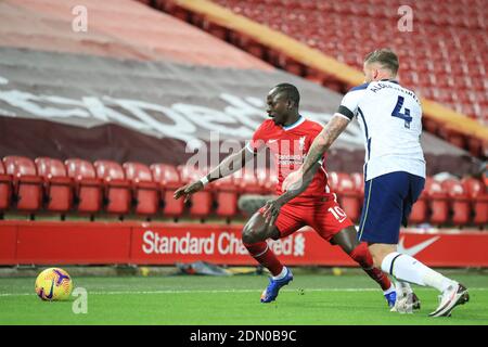 Sadio Mane n. 10 di Liverpool insegue la palla sotto pressione Da Toby Alderweireld n.4 di Tottenham Hotspur Foto Stock