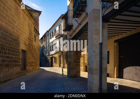 Vista su una delle strade del centro storico di Ubeda, Andalusia, Spagna Foto Stock
