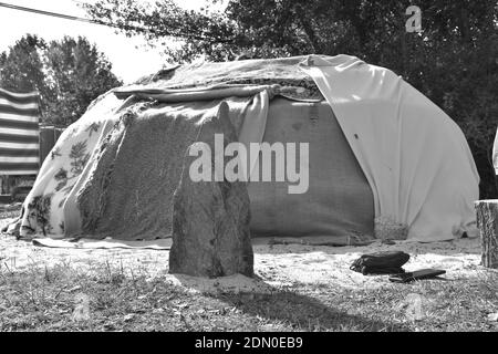 Inipi o Lodge sudore coperto da coperte e pietra guidata nel terreno al suo ingresso. Foto in bianco e nero. Foto Stock
