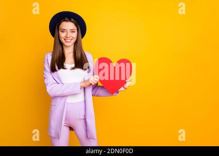 Ritratto di lei bella-guardando attraente winsome allegro allegro allegria ragazza teen che tiene nelle mani carta cuore isolato su luminoso lucentezza brillante Foto Stock