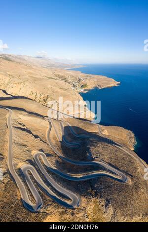 Vista aerea costiera della strada tortuosa tra le città di Hora Skafion e Anopolis sulla costa meridionale di Creta, Grecia Foto Stock