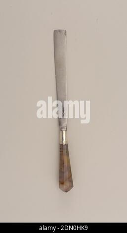 Coltello, Agata, argento, acciaio, agata a otto pannelli con ghiera incisa e scalata sotto una lama in acciaio svasata, quadrata., Londra, Inghilterra, XVIII secolo, posate, arti decorative, coltello Foto Stock