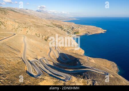 Vista aerea costiera della strada tortuosa tra le città di Hora Skafion e Anopolis sulla costa meridionale di Creta, Grecia Foto Stock