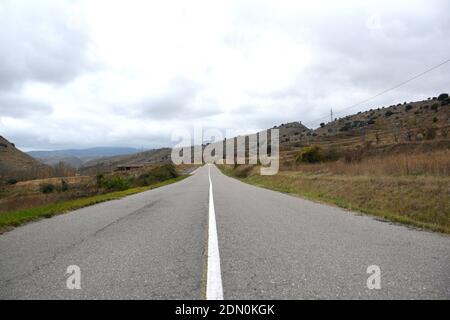 Strada asfaltata con linea bianca continua. Munilla, la Rioja. Foto Stock