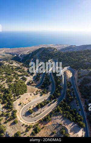 Vista aerea della strada tortuosa per la città di Hora Skafion sulla costa meridionale di Creta, Grecia Foto Stock