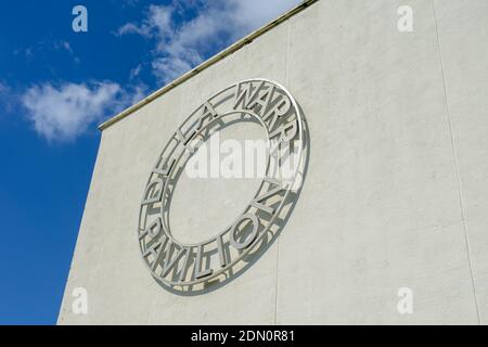 Bexhill on Sea, East Sussex, Inghilterra, Regno Unito. Cartello de la Warr Pavilion. Foto Stock