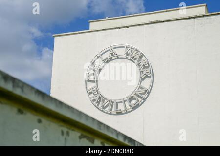 Bexhill on Sea, East Sussex, Inghilterra, Regno Unito. Cartello de la Warr Pavilion. Foto Stock