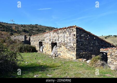 Vecchi coralli di bestiame costruiti in pietra a secco nel villaggio di Garranzo. Foto Stock