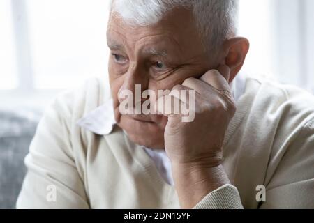 Vedovo disperato anziano che pianse dopo la perdita di amata moglie Foto Stock