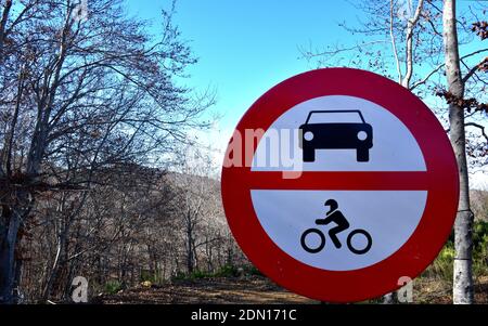 Cartello di divieto per auto e moto su pista forestale in faggeta. Foto Stock