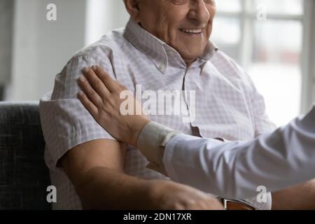 gp attento che dà la credenza nel recupero al paziente anziano dell'uomo Foto Stock