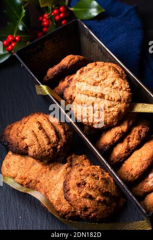 Concetto di cibo biscotti rustici fatti in casa al burro in teglia sfondo nero con spazio per la copia Foto Stock