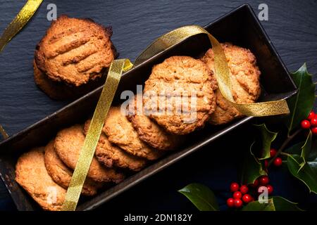 Concetto di cibo biscotti rustici fatti in casa al burro in teglia sfondo nero con spazio per la copia Foto Stock