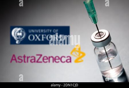 Atene, Grecia. 17 dicembre 2020. Logo del vaccino Oxford AstraZeneca su sfondo grigio. Covid19 flaconcino e siringa di vaccino, Coronavirus Immunization conc Foto Stock