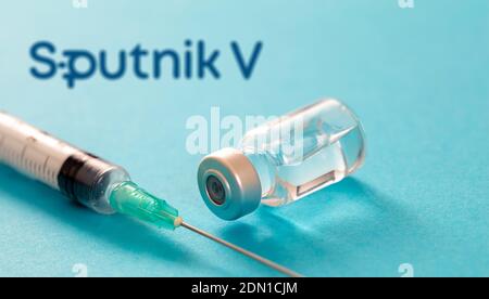 Atene, Grecia. 17 dicembre 2020. Logo del vaccino SPUTNIK V su sfondo blu. Flaconcino e siringa di vaccino Covid19, concetto di immunizzazione con Coronavirus Foto Stock