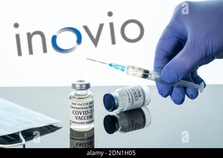 Morgantown, WV - 16 dicembre 2020: Bottiglia piccola di vaccino del coronavirus con siringa sullo sfondo del logo Inovio Foto Stock