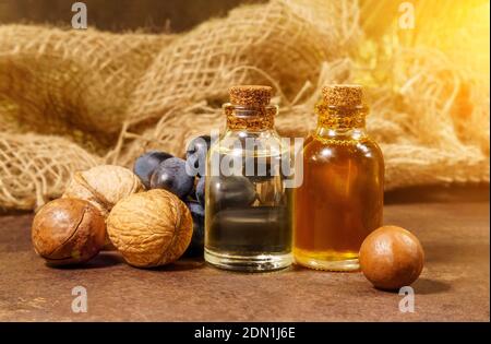 noci olio di semi d'uva, noci. Selezione di fonti dietetiche di omega-3 e grassi insaturi. Foto Stock