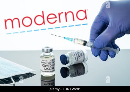 Morgantown, WV - 16 dicembre 2020: Bottiglia piccola di vaccino del coronavirus con siringa sullo sfondo del logo moderna Foto Stock