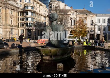 Gli operai puliscono la base della fontana dopo essere stati istruiti dal consiglio della città di Birmingham per vedere se il punto di riferimento, conosciuto localmente come il Floozie nella Jacuzzi in Victoria Square, può essere reso strutturalmente sano e in grado di pompare di nuovo l'acqua il 26 novembre 2020 a Birmingham, Regno Unito. Il fiume, affettuosamente conosciuto come The Floozie nella Jacuzzi, è un'opera d'arte di Dhruva Mistry, che a seguito di perdite che costano due migliaia di libbre al giorno, l'acqua è stata spenta nel 2013 per risparmiare i costi. A partire dal 6 luglio 2015, la piscina principale era piena di terreno e piante da letto e non funzionava più come una fontana. Foto Stock