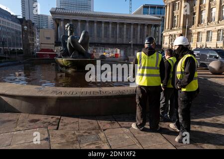 Gli operai puliscono la base della fontana dopo essere stati istruiti dal consiglio della città di Birmingham per vedere se il punto di riferimento, conosciuto localmente come il Floozie nella Jacuzzi in Victoria Square, può essere reso strutturalmente sano e in grado di pompare di nuovo l'acqua il 26 novembre 2020 a Birmingham, Regno Unito. Il fiume, affettuosamente conosciuto come The Floozie nella Jacuzzi, è un'opera d'arte di Dhruva Mistry, che a seguito di perdite che costano due migliaia di libbre al giorno, l'acqua è stata spenta nel 2013 per risparmiare i costi. A partire dal 6 luglio 2015, la piscina principale era piena di terreno e piante da letto e non funzionava più come una fontana. Foto Stock