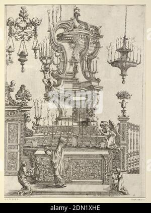 Disegno di un altare, piastra 2 di 'nuove invenzioni d'Ornament...', Filippo Passarini, 1636–1698, incisione su carta lapidata, un altare con alta sovrastruttura architettonica, a suggerimento alternato, fiancheggiato da lampade del santuario, e a sinistra, una porta. Un sacerdote festeggia la messa, att4nded da un accolito e da un adoratore., Roma, Italia, 1698, architettura, interni, Stampa Foto Stock