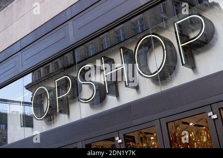 Il negozio di punta di Topshop su Oxford Street, il famoso quartiere dello shopping, come è annunciato che Arcadia, la sua società madre deve entrare in amministrazione, minacciando 13,000 posti di lavoro il 1 ° dicembre 2020 a Londra, Regno Unito. Arcadia, che possiede Topshop, Burton e Dorothy Perkins, ha lottato durante la pandemia del coronavirus e la concorrenza enorme da altri rivenditori di moda in linea. Foto Stock