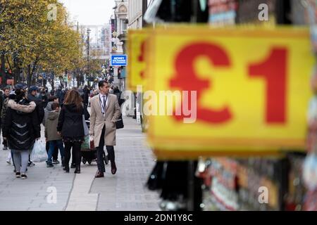 Con la fine del blocco nazionale e l'inizio del nuovo sistema a tre livelli di restrizioni al coronavirus locale, gli acquirenti si dirigono verso Oxford Street per recuperare i negozi non essenziali, in quanto i negozi non essenziali possono riaprire il 2 dicembre 2020 a Londra, Regno Unito. Molti acquirenti indossano maschere per il viso fuori strada come precauzione, in quanto ci sono così tante persone intorno. Foto Stock