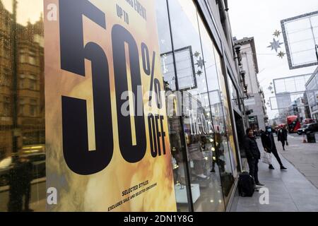 Con la fine del blocco nazionale e l'inizio del nuovo sistema a tre livelli di restrizioni al coronavirus locale, gli acquirenti si dirigono verso Oxford Street per recuperare i negozi non essenziali come il rivenditore di moda Topshop sono autorizzati a riaprire il 2 dicembre 2020 a Londra, Regno Unito. Recentemente è stato annunciato che Arcadia, la sua società madre, deve entrare in amministrazione, minacciando 13,000 posti di lavoro. Molti acquirenti indossano maschere per il viso fuori strada come precauzione, in quanto ci sono così tante persone intorno. Foto Stock