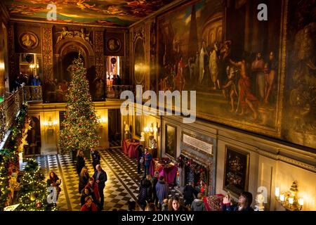 Regno Unito, Inghilterra, Derbyshire, Edensor, Chatsworth House Painted Hall a Natale, terre lontane, Russia, vista elevata Foto Stock