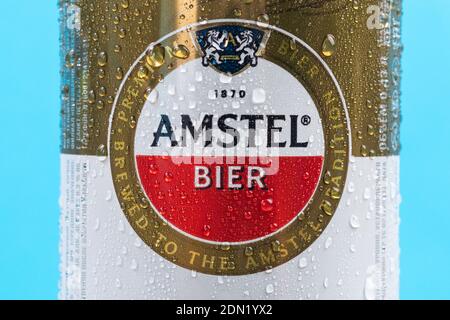 Tyumen, Russia-10 dicembre 2020: Amstel premium pilsener beer latta logo di birra non alcolica primo piano. Fuoco selettivo Foto Stock