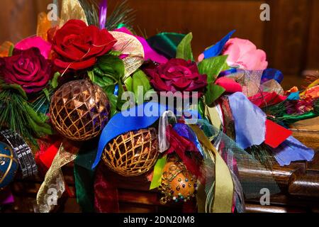 Regno Unito, Inghilterra, Derbyshire, Edensor, Chatsworth House a Natale, decorazione di fiori di tessuto su rotaia di banister Foto Stock