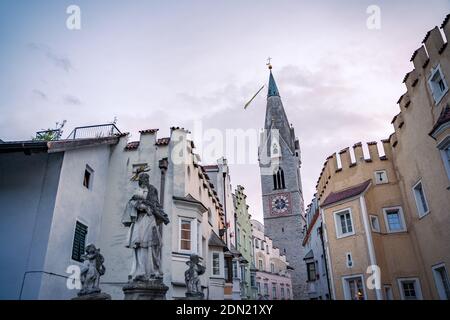 vista sulla città vecchia di bressanone con la torre della chiesa Foto Stock