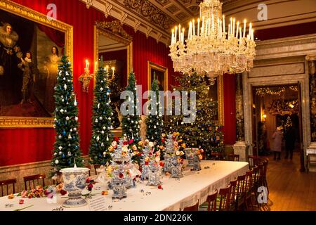 Regno Unito, Inghilterra, Derbyshire, Edensor, Chatsworth House Dining Room a Natale, Terre lontane, Olanda con delft tulip vasi sul tavolo Foto Stock