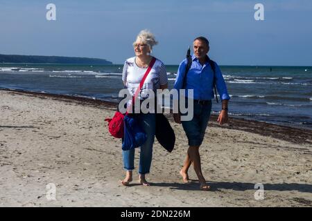 Coppia anziana che cammina sulla spiaggia, sulla riva del Mar Baltico Foto Stock