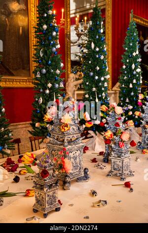 Regno Unito, Inghilterra, Derbyshire, Edensor, Chatsworth House Dining Room a Natale, Terre lontane, Olanda, Delft tulip vasi sul tavolo Foto Stock