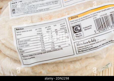 Close-u etichetta nutrizionale / dietetica su morbido in plastica avvolto Morrisons proprio marchio pitta pane. Per pane insolito, & etichette di informazioni generali sugli alimenti Foto Stock