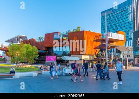 PERTH, AUSTRALIA, 18 GENNAIO 2020: La gente sta passeggiando attraverso la piazza Yagan a Perth, Australia Foto Stock