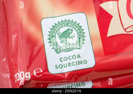 Logo della rana verde di Rainforest Alliance su ASDA. Cioccolato fondente. Metafora agricoltura sostenibile, conservazione della foresta pluviale, prodotti forestali, prodotti tropicali Foto Stock