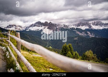 vista sulle dolomiti dai sentieri escursionistici Foto Stock