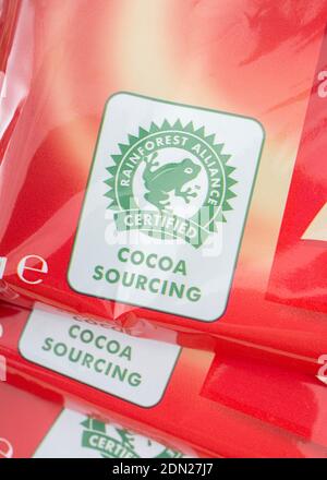 Logo della rana verde di Rainforest Alliance su ASDA. Cioccolato fondente. Metafora agricoltura sostenibile, conservazione della foresta pluviale, prodotti forestali, prodotti tropicali Foto Stock