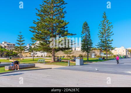 FREMANTLE, AUSTRALIA, 19 GENNAIO 2020: Le persone si godono una giornata di sole sul lungomare di Fremantle, Australia Foto Stock