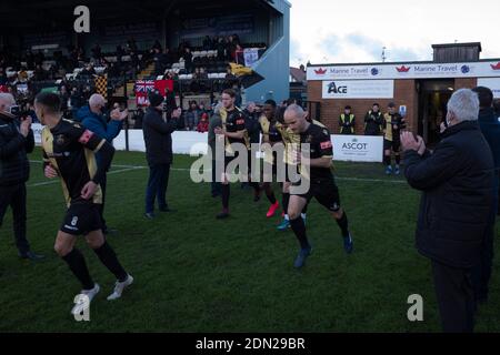 I funzionari del club di casa applaudono la loro squadra in campo prima di giocare a Marina Hyde United in un primo round tie del fa Trophy alla Marine Travel Arena, precedentemente conosciuta come Rossett Park, a Crosby. A causa dei regolamenti del coronavirus che avevano sospeso le partite di campionato, gli unici incontri dei Merseysiders si sono disputati in competizioni di coppa, compreso il loro prossimo legame contro Tottenham Hotspur nel terzo round della fa Cup. Marine ha vinto la partita da 1 a 0, guardato da una capacità consentita di 400, con i visitatori che hanno due uomini inviati nel secondo tempo. Foto Stock