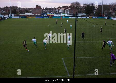 La squadra di casa preme per il gol di apertura durante il primo tempo come Marine giocare Hyde United (in bianco) in un fa Trophy prima cravatta al Marine Travel Arena, precedentemente noto come Rossett Park, a Crosby. A causa dei regolamenti del coronavirus che avevano sospeso le partite di campionato, gli unici incontri dei Merseysiders si sono disputati in competizioni di coppa, compreso il loro prossimo legame contro Tottenham Hotspur nel terzo round della fa Cup. Marine ha vinto la partita da 1 a 0, guardato da una capacità consentita di 400, con i visitatori che hanno due uomini inviati nel secondo tempo. Foto Stock