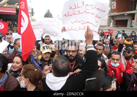 Tunisia. 17 Dicembre 2020. I manifestanti si sono riuniti davanti al Parlamento per chiedere la sua rimozione il 17 dicembre 2020 a Bardo, Tunisi, Tunisia. Dieci anni dall'inizio della rivoluzione tunisina, il 17 dicembre 2010, per terminare con la fuga dell'ex presidente tunisino Zine El Abidine ben Ali, il 14 gennaio 2011. (Foto di Mohamed KRIT/Sipa USA) Credit: Sipa USA/Alamy Live News Foto Stock