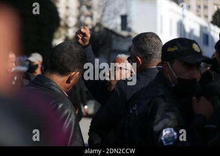 Tunisia. 17 Dicembre 2020. I manifestanti si sono riuniti davanti al Parlamento per chiedere la sua rimozione il 17 dicembre 2020 a Bardo, Tunisi, Tunisia. Dieci anni dall'inizio della rivoluzione tunisina, il 17 dicembre 2010, per terminare con la fuga dell'ex presidente tunisino Zine El Abidine ben Ali, il 14 gennaio 2011. (Foto di Mohamed KRIT/Sipa USA) Credit: Sipa USA/Alamy Live News Foto Stock