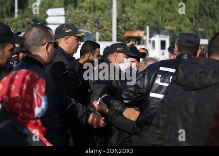 Tunisia. 17 Dicembre 2020. I manifestanti si sono riuniti davanti al Parlamento per chiedere la sua rimozione il 17 dicembre 2020 a Bardo, Tunisi, Tunisia. Dieci anni dall'inizio della rivoluzione tunisina, il 17 dicembre 2010, per terminare con la fuga dell'ex presidente tunisino Zine El Abidine ben Ali, il 14 gennaio 2011. (Foto di Mohamed KRIT/Sipa USA) Credit: Sipa USA/Alamy Live News Foto Stock